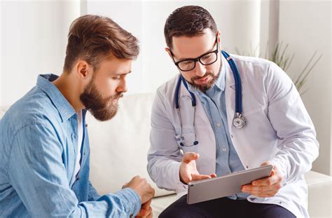 Studio medico con un professionista che riceve un paziente