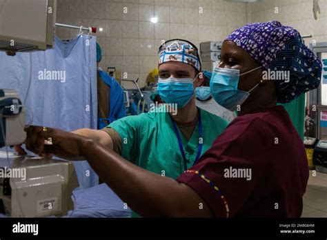 Illustrazione di un team di professionisti che lavorano insieme per curare un paziente con anoressia