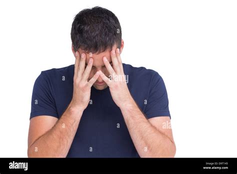Persona che tiene la testa tra le mani, simbolo di confusione emotiva
