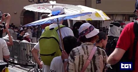 Illustrazione che rappresenta una persona divisa tra due epoche temporali