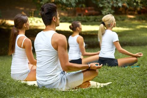 Persone che meditano in un parco