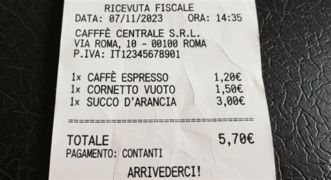 persona che guarda lo scontrino con preoccupazione