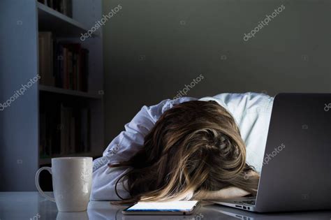 Immagine di una persona che si sente stanca ma prende una bustina di Polase e si sente subito meglio