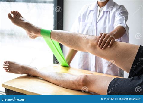 fisioterapista che assiste un atleta in riabilitazione