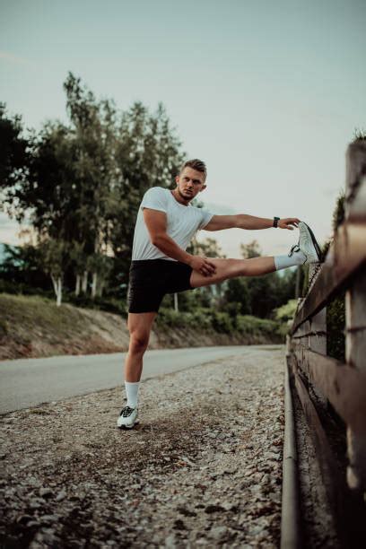 atleta che esegue stretching dinamico