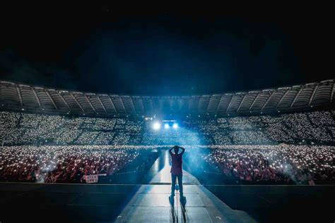 Immagine di un grande stadio vuoto durante un concerto