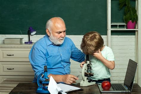 Insegnante che parla con un bambino alla scrivania