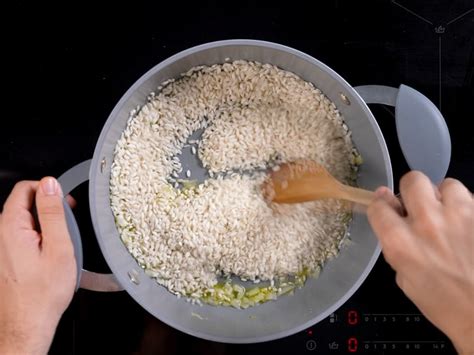 Riso Carnaroli che tosta in una casseruola