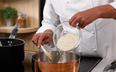 Processo di cottura del risotto con aggiunta di brodo