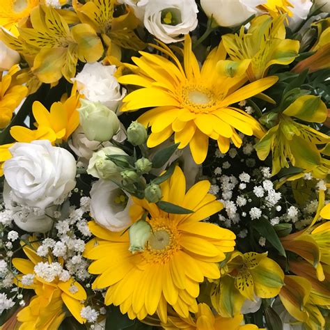 Composizione floreale con fiori gialli e bianchi