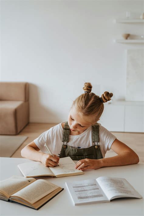 Bambino che fatica a concentrarsi su un libro