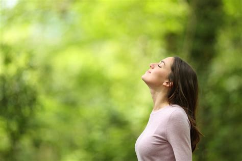 Immagine di una persona che respira profondamente in un ambiente sereno