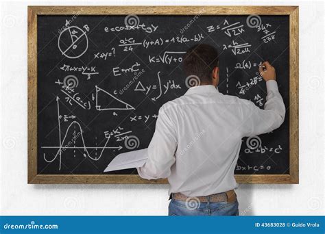 Insegnante alla lavagna che scrive regole grammaticali latine