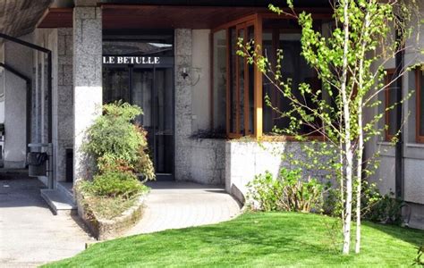 Esterno della Casa di Cura Le Betulle immersa nel verde