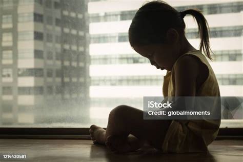 bambino solo che piange
