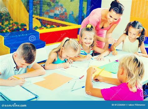 bambini che disegnano insieme