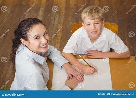 insegnante che aiuta uno studente