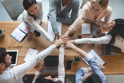 Immagine di un team multidisciplinare che lavora insieme per supportare un bambino