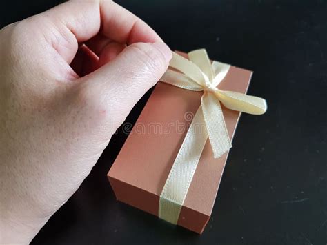 Persona che apre un pacco regalo