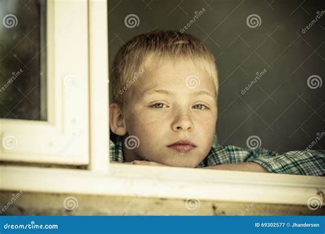 Bambino che guarda fuori dalla finestra durante una lezione