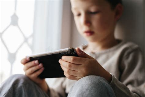 Bambino che usa un tablet con giochi educativi