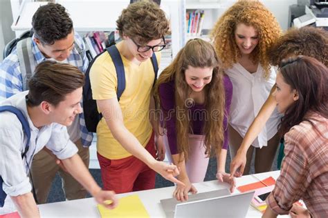 Insegnante che lavora con un piccolo gruppo di studenti