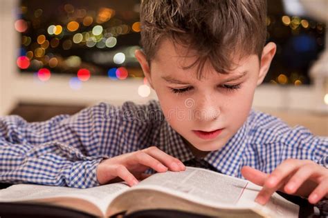 bambino che legge un libro con difficoltà