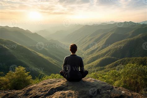 persona che medita in un ambiente naturale