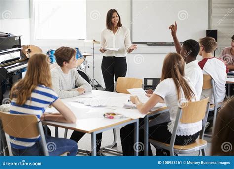 Immagine di una classe scolastica con studenti e insegnante in un ambiente di apprendimento collaborativo