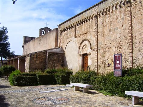 Chiesa campestre di San Narciso con fedeli
