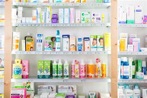 Farmacia con scaffali di prodotti erboristici
