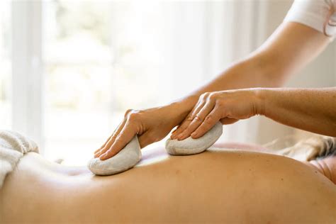 persona che riceve un massaggio rilassante