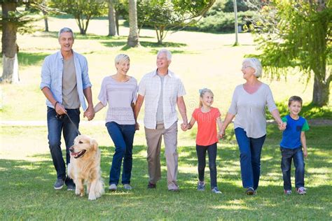 Famiglia che passeggia con il proprio cane