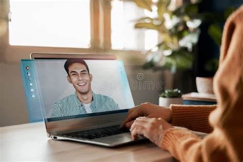 professionista che parla con un cliente tramite videochiamata