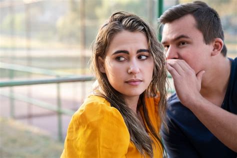 Persona che osserva attentamente un'altra persona