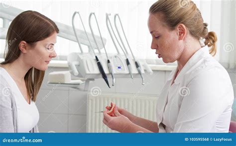 Professionista che parla con paziente