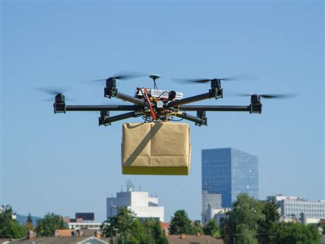 Droni che trasportano pacchi