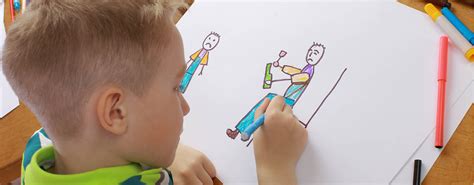 Un bambino che disegna animali selvaggi