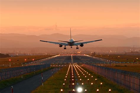 Un aereo che atterra