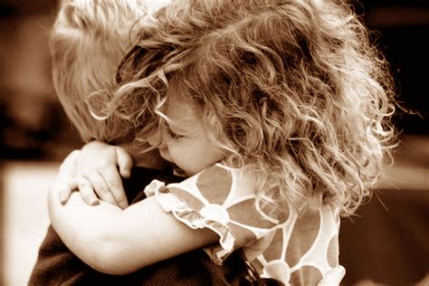 Coppia che abbraccia un bambino