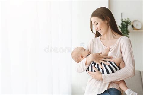 Madre che tiene in braccio il suo bambino