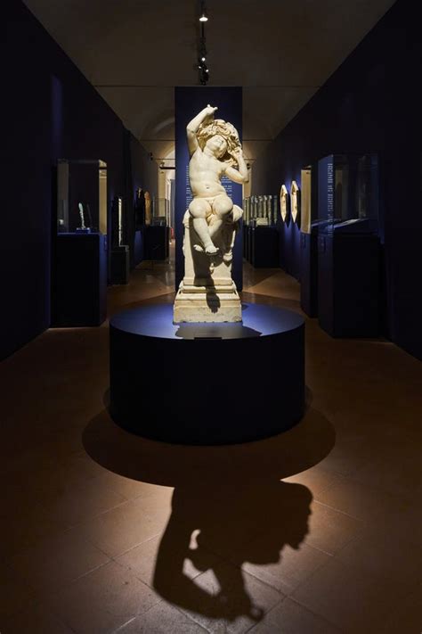 Statua greca di Narciso che si guarda nello specchio d'acqua