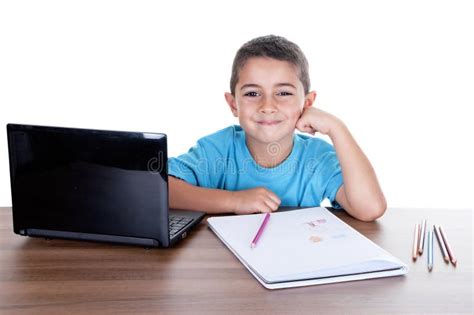 Bambino che studia con supporto visivo