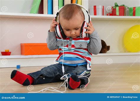 Bambino con cuffie che ascolta musica