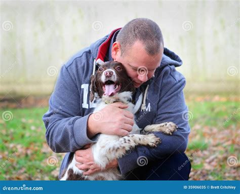 Una persona che abbraccia il suo cane con amore