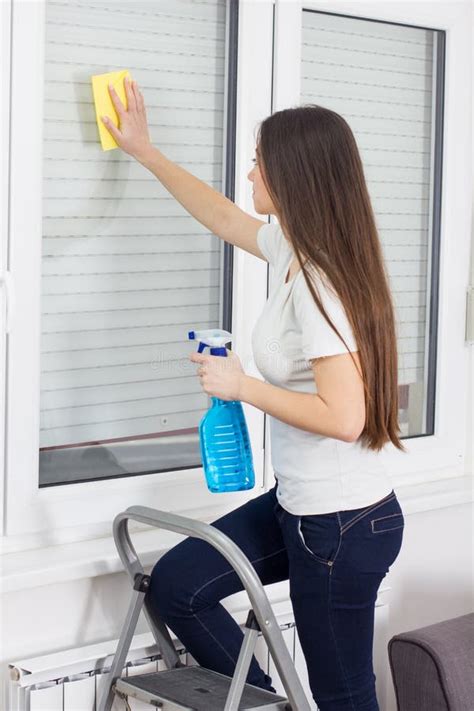 Una casa vittoriana con una donna che pulisce ossessivamente