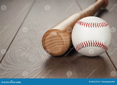 Immagine di una mazza da baseball e una palla