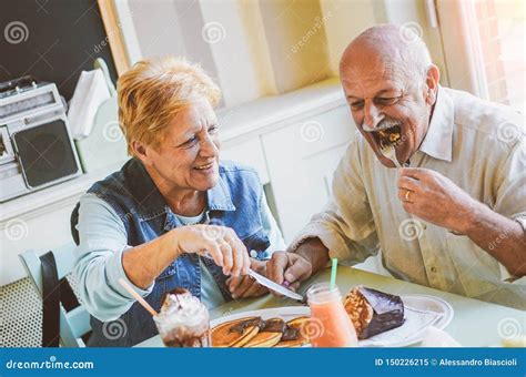 Anziani che mangiano insieme