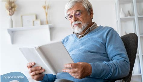 Anziano che mostra debolezza