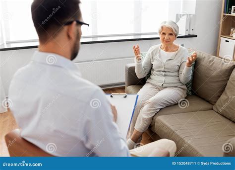 Psicologo che parla con un paziente in terapia